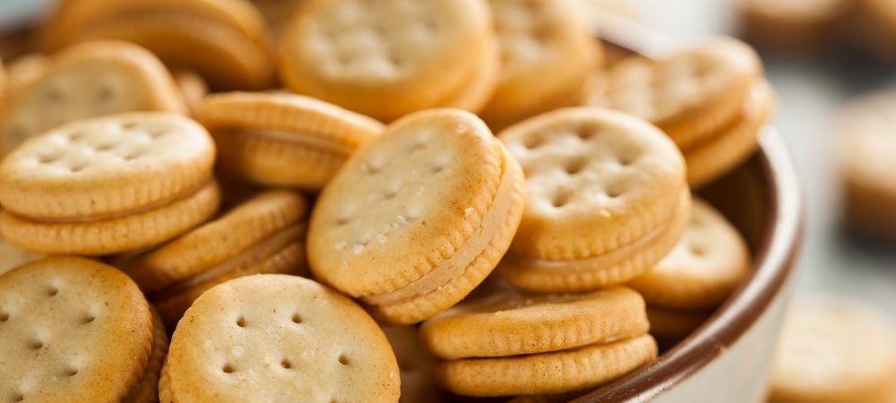 crackers with peanut butter